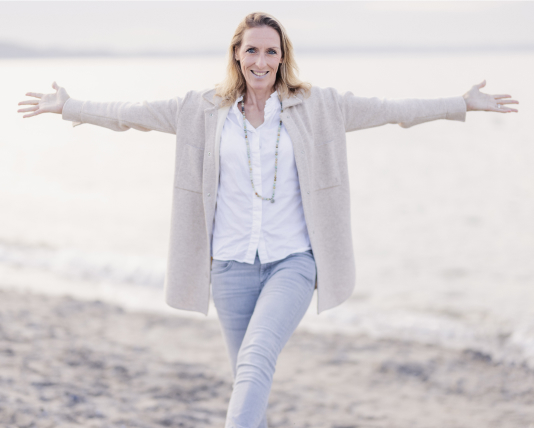 Kopie von 01-Hero_Handsopen_Reni_Rheindorf_Body2MindFit_Rückenheldin 2 (1)